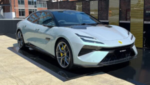 लोटस एमेया: अल्टीमेट लक्झरी, जबरदस्त डिझाइन आणि 610 किमी इलेक्ट्रिक ड्रायव्हिंग रेंज एसयूव्हीचा अनुभव घ्या