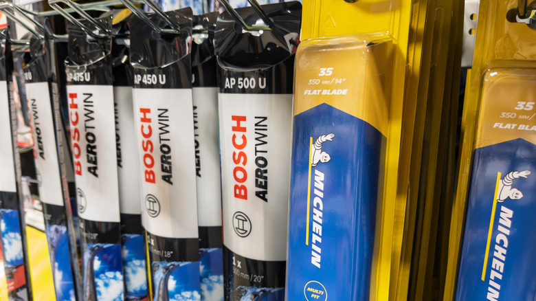 ऑटो पार्ट्स स्टोअरमध्ये विक्रीसाठी विंडशील्ड वाइपर