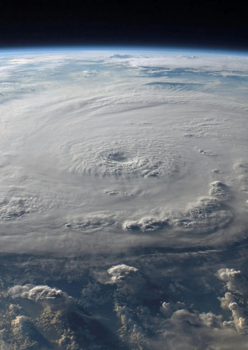 अवकाशातील चक्रीवादळाची प्रतिमा