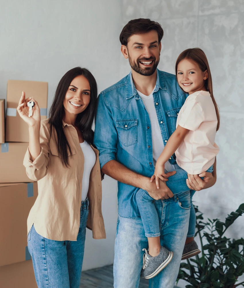 कुटुंब अपार्टमेंटमध्ये जात आहे