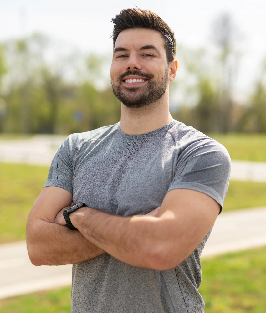 आत्मविश्वासपूर्ण आकर्षक माणूस