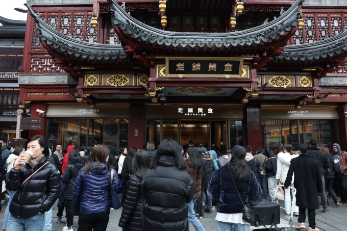चीनमधील शांघाय येथे 22 फेब्रुवारी 2025 रोजी युयुयान गार्डन येथे पारंपारिक कारागिरीच्या सोन्याच्या दागिन्यांसाठी प्रसिद्ध असलेल्या लाओपू गोल्डच्या स्टोअरमध्ये प्रवेश करण्यासाठी ग्राहक लांब रांगेत उभे आहेत. रॉयटर्स द्वारे VCG द्वारे फोटो