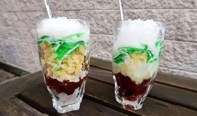 चे बा माऊच्या ग्लासेसमध्ये लाल बीन्स, मूग बीन्स आणि पांडन जेलीचे तीन थर असतात. फोटो सौजन्याने ऑथेंटिक फूड क्वेस्ट