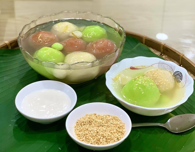 राईस बॉल गोड सूप तीळ आणि नारळाच्या दुधासह सर्व्ह केले जाते. थु के यांनी फोटो