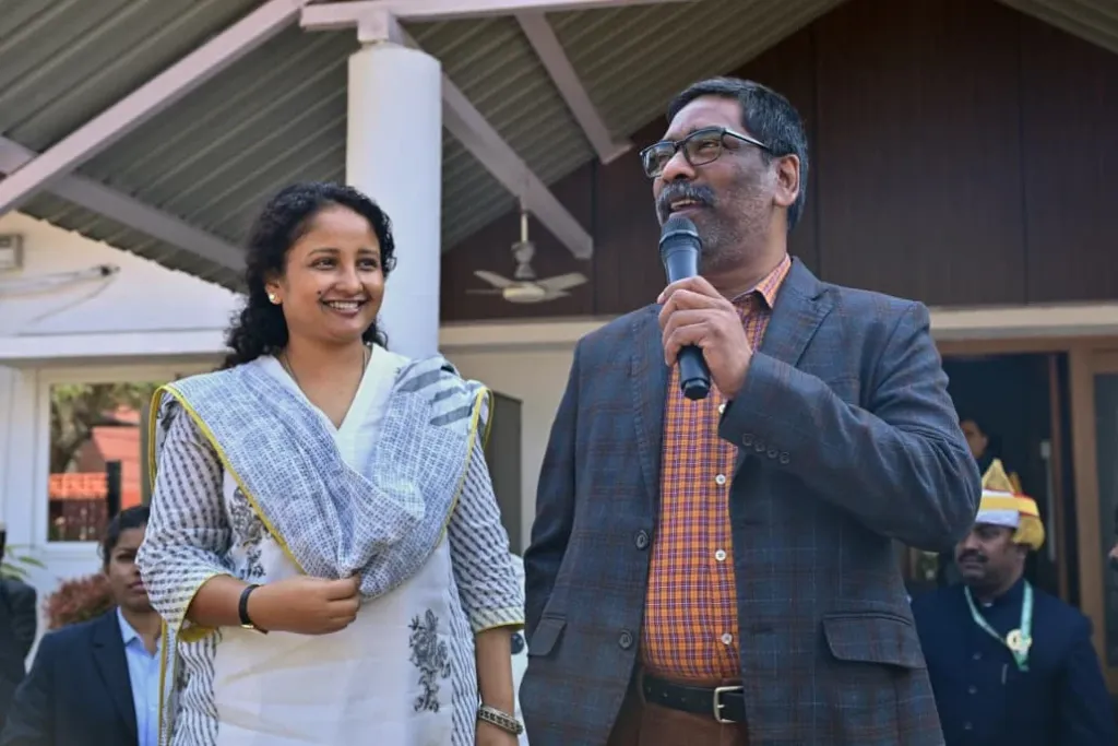 JSSC CGL परीक्षेच्या निकालावरील बंदी उठवल्यानंतर उमेदवार मुख्यमंत्र्यांच्या निवासस्थानी पोहोचले, हेमंत सोरेन आणि कल्पना सोरेन यांचे आभार व्यक्त केले 6 WhatsApp प्रतिमा 2025 12 04 18.11.07 014d1b04 वाजता