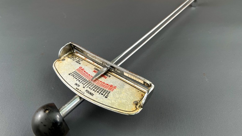 एक विंटेज डिफ्लेक्टिंग बीम स्टाइल टॉर्क रेंच.