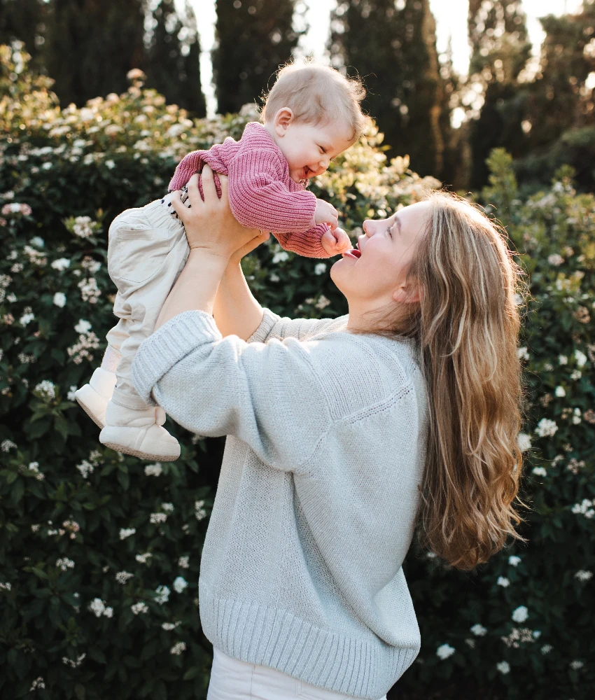 आई बाळासोबत वेळ घालवत आहे