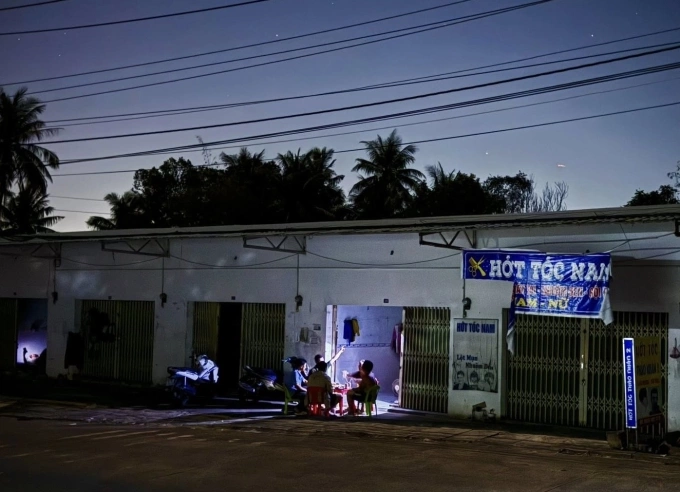 30 नोव्हेंबरच्या संध्याकाळी सुश्री डुंगच्या शेजारचे लोक ताजी हवेचा आनंद घेण्यासाठी आणि गप्पा मारण्यासाठी पोर्चमध्ये गेले. कॅरेक्टर फोटो प्रदान केला आहे