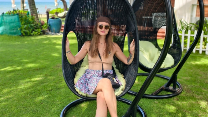 इवा बंगल्याच्या बाहेर फोटोसाठी पोझ देते. Ewa च्या फोटो सौजन्याने