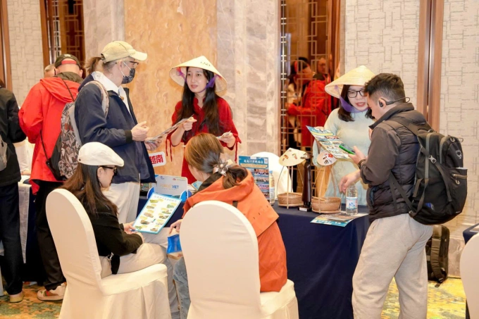 अभ्यागतांना कर्मचारी व्हिएतनामच्या प्रसिद्ध ठिकाणांबद्दल सल्ला देतात. फोटो सौजन्याने फॉरेस्ट व्हिएत