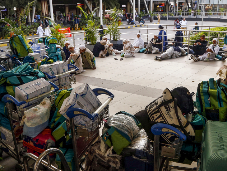 अहमदाबाद विमानतळावर उड्डाण रद्द आणि विलंबामुळे प्रवाशांना तासनतास विमानतळावर ताटकळत राहावे लागले.