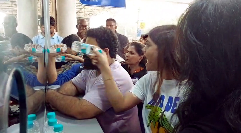 मुंबई विमानतळावर चालक दल आणि प्रवाशांमध्ये वाद झाला.