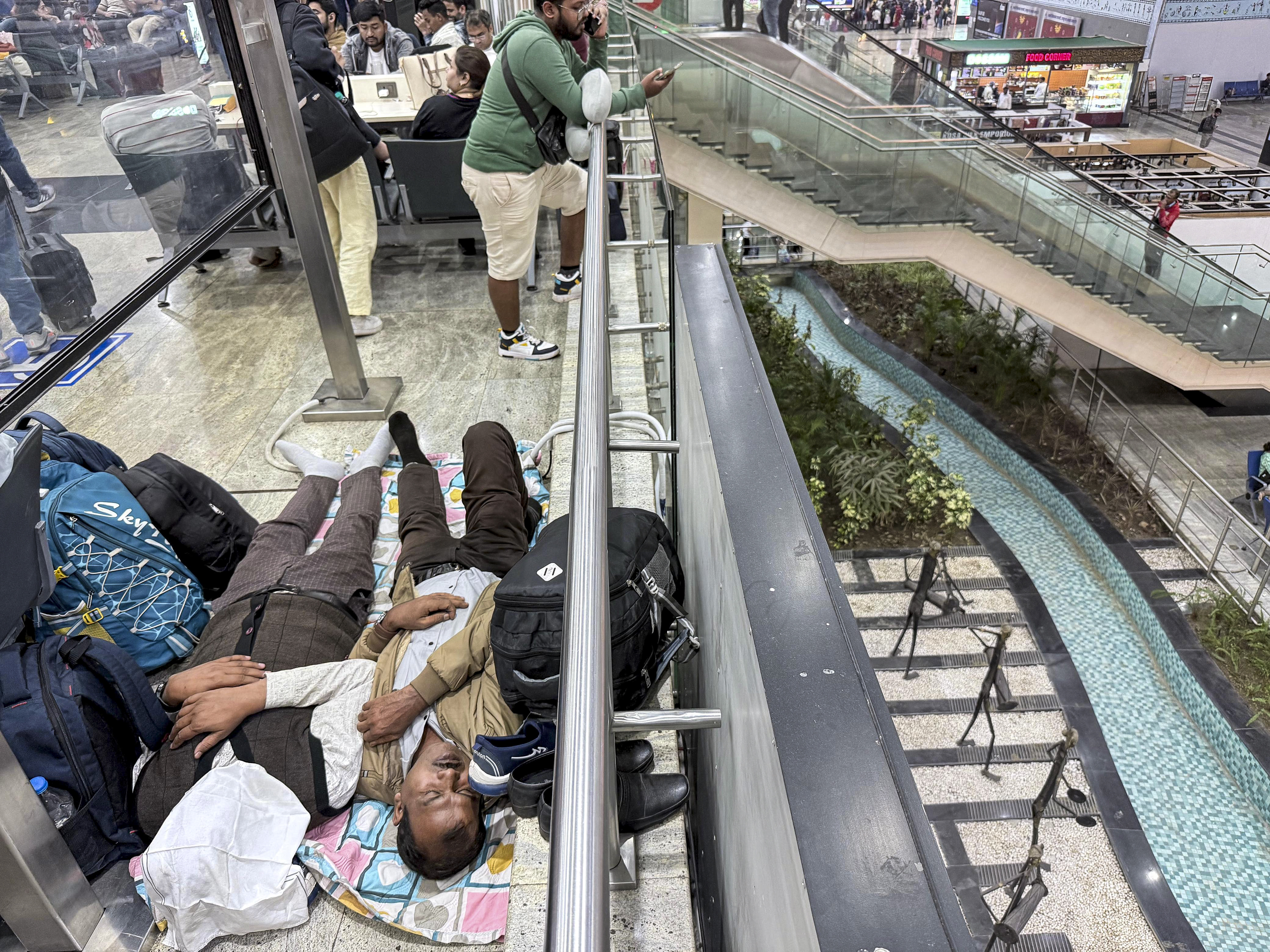 रायपूर विमानतळावर अनेक प्रवाशांनी जमिनीवर पडून रात्र काढली.