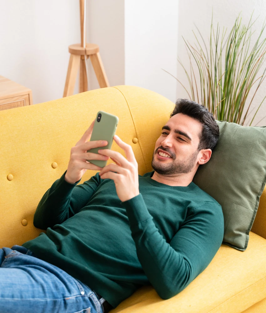 प्रेयसी तितकीच कठोर परिश्रम करते आणि तरीही काम करते तरीही आराम करणारा माणूस