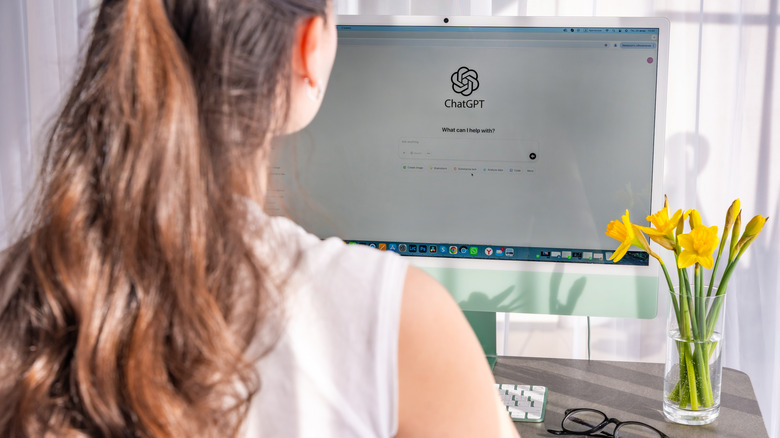 संगणकासमोर बसलेली मुलगी