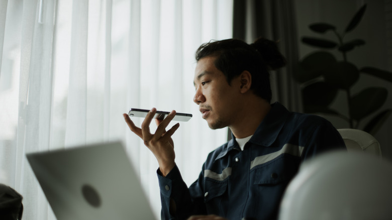 फोनवर बोलत असलेला माणूस