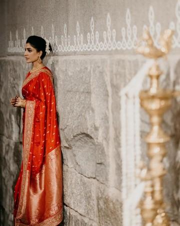 'कुटुंब म्हणून आम्ही त्यांच्या पाठीशी उभे आहोत': राजच्या बहिणीचे समर्थन समंथाने आपल्या पतीचा हात धरला असून, त्याने माजी पत्नी श्यामली डेसोबत लग्न केले आहे.