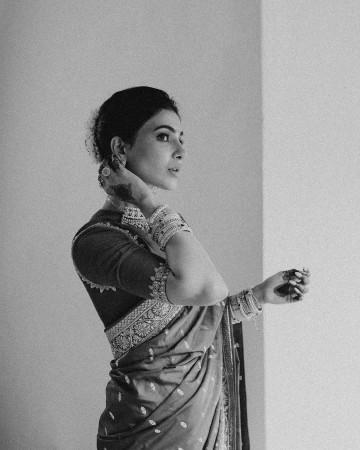 'कुटुंब म्हणून आम्ही त्यांच्या पाठीशी उभे आहोत': राजच्या बहिणीचे समर्थन समंथाने आपल्या पतीचा हात धरला असून, त्याने माजी पत्नी श्यामली डेसोबत लग्न केले आहे.