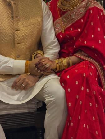 'कुटुंब म्हणून आम्ही त्यांच्या पाठीशी उभे आहोत': राजच्या बहिणीचे समर्थन समंथाने आपल्या पतीचा हात धरला असून, त्याने माजी पत्नी श्यामली डेसोबत लग्न केले आहे.