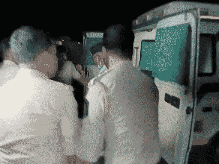 या घटनेत जखमी झालेल्या लोकांना रुग्णालयात पाठवण्यात आले आहे.