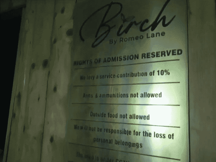 पोलीस आणि तपास अधिकारी घटनास्थळी हजर आहेत.