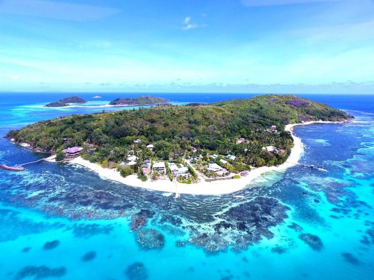 यात हे असू शकते: काही निळ्या पाण्याच्या मध्यभागी एक बेट