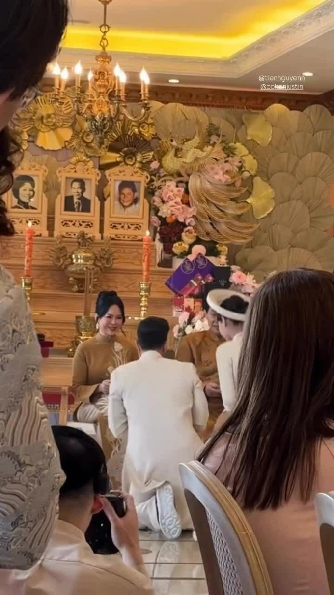 टिएन गुयेन आणि तिचे पती त्यांच्या पालकांना अभिवादन करण्यासाठी गुडघे टेकले