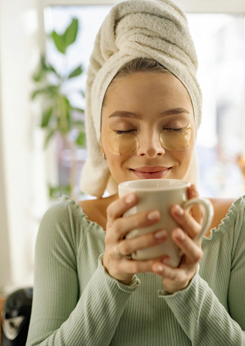 पांढरी आणि हिरवी परिधान केलेली स्त्री