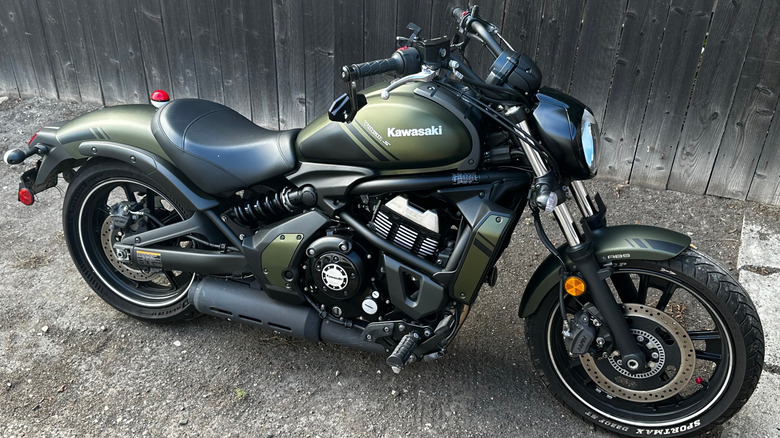 कावासाकी बाईकचे बाजूचे दृश्य