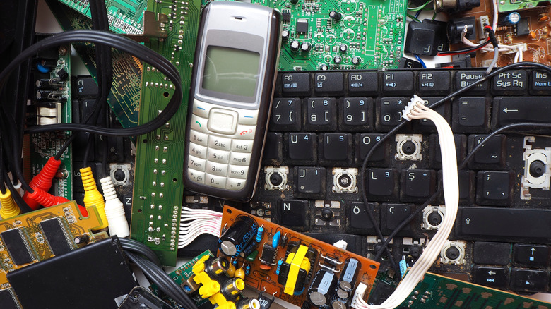 टाकून दिलेल्या इलेक्ट्रॉनिक उपकरणांची श्रेणी.