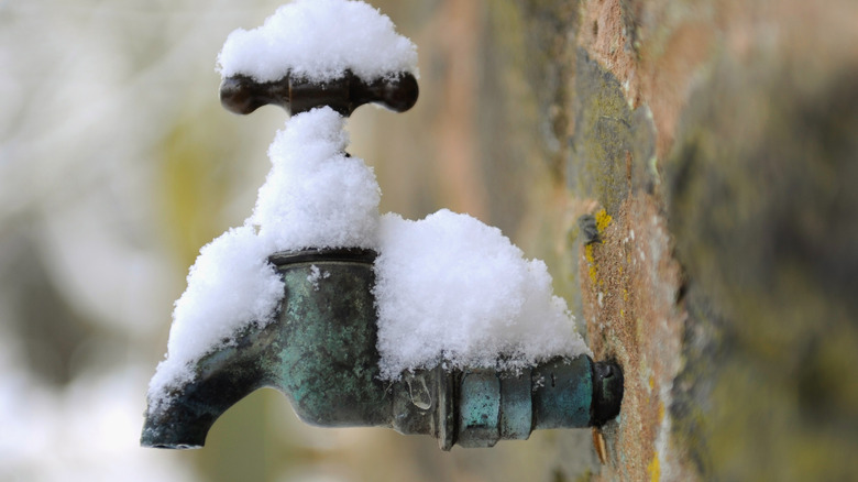 बर्फाने झाकलेला बाह्य पाइप.