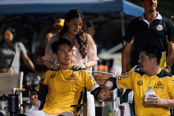 ब्रुनेईचा प्रिन्स अब्दुल मतीन आणि त्यांची पत्नी, राजकुमारी अनिशा रोस्नाह, 8 डिसेंबर 2025 रोजी थायलंडमधील 33 व्या सागरी खेळांमध्ये.