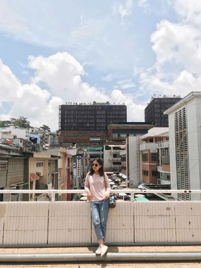 8 डिसेंबर रोजी बारीक धूळ टाळण्यासाठी डा लाटच्या सहलीवर थुई आन्ह. फोटो: पात्राने दिलेला