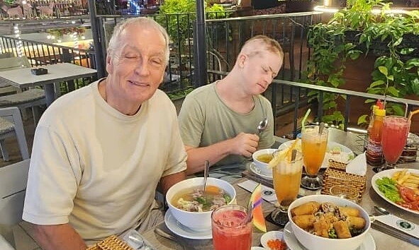 हो ची मिन्ह सिटीच्या सहलीवर ॲलन आणि जॉय. फोटो: NVCC