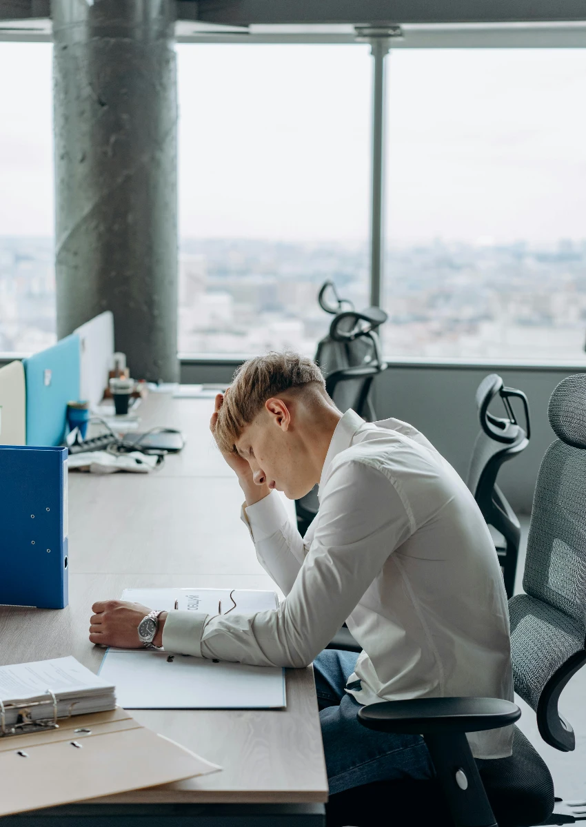 कामावर थकलेला माणूस