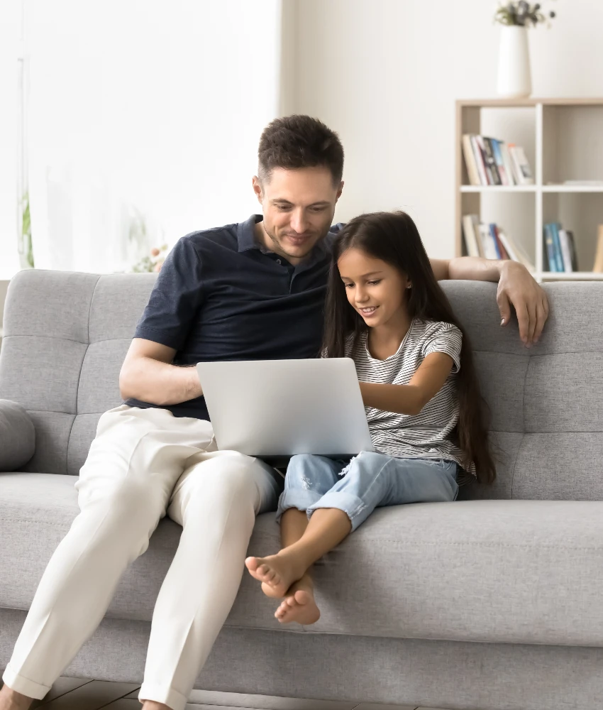 वडील आणि मुलगी एकत्र गुणवत्तापूर्ण वेळ घालवतात