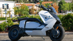 BMW CE 04: फ्युचरिस्टिक डिझाइन, अतुलनीय लक्झरी आणि शक्तिशाली कामगिरीसह भारतात लाँच