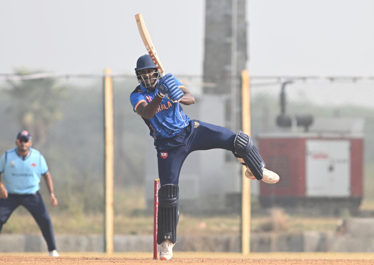 शराफुद्दीन स्लॉग ओव्हर्समध्ये बॅटने काही लज्जास्पद फटके मारू शकतो. 