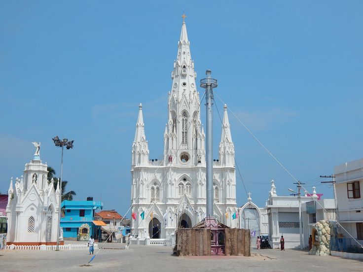 यात हे असू शकते: अनेक स्पायर्स असलेली मोठी पांढरी इमारत