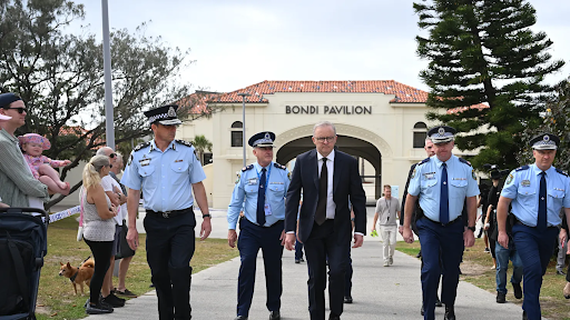 ऑस्ट्रेलियाचे पंतप्रधान अँथनी अल्बानीज यांनी सिडनीच्या बोंडी बीचजवळील बोंडी पॅव्हेलियन येथे श्रद्धांजली वाहिली, जिथे दोन हल्लेखोरांनी गोळीबार केला. (स्रोत- द एज)