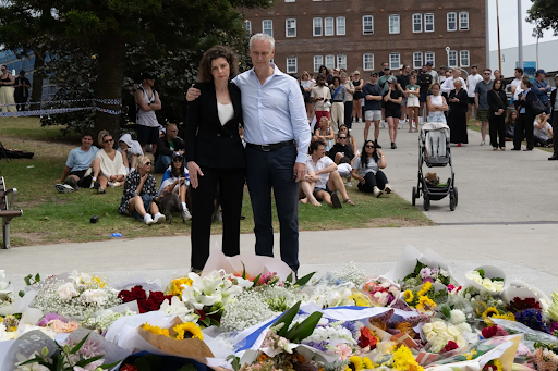 बोंडी बीचवर रविवारी झालेल्या दहशतवादी हल्ल्यात शहीद झालेल्यांच्या स्मरणार्थ कुटुंबीयांनी पुष्पचक्र अर्पण केले. (स्रोत- द एज)