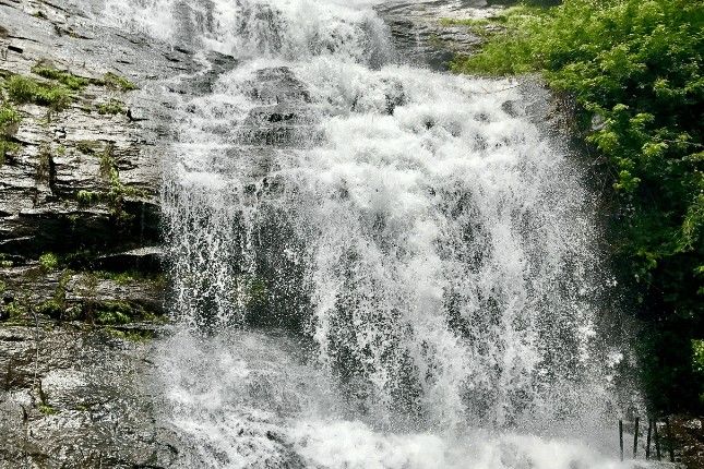 यात याचा समावेश असू शकतो: त्याच्या बाजूने खाली वाहणारा मोठा धबधबा