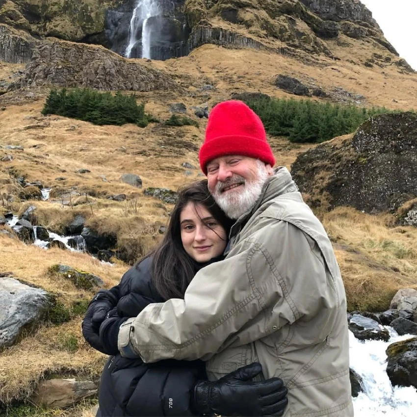 रॉब रेनरची मुले आणि त्यांचे वडील रोमी रेनर यांच्याशी असलेल्या त्यांच्या नातेसंबंधाबद्दल त्यांनी काय म्हटले आहे