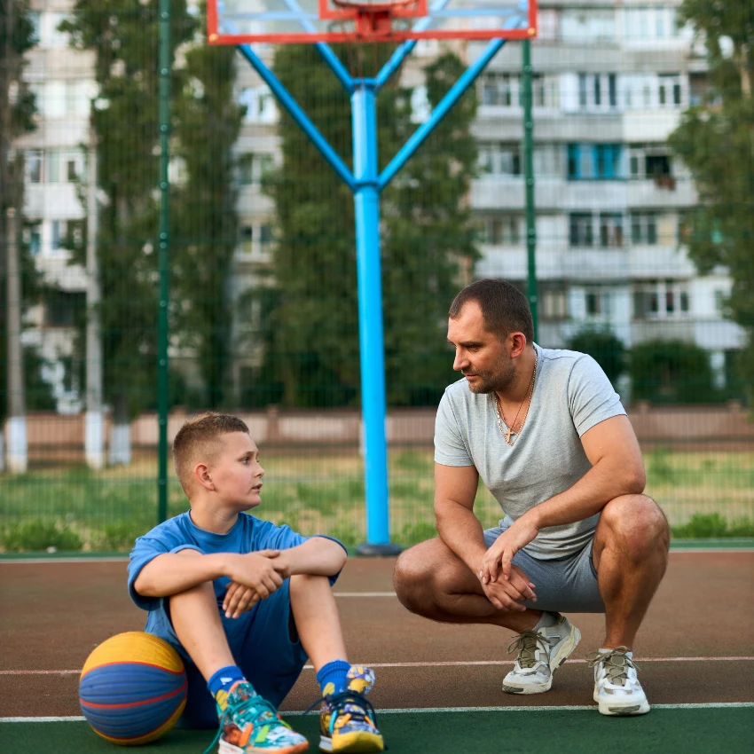 बाबा आपल्या मुलाला त्याच्याकडून झालेल्या चुकांमधून शिकायला शिकवण्याचा प्रयत्न करतात