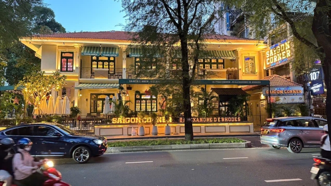 रात्री सायगॉन कॉर्नर रेस्टॉरंट. फोटो: सायगॉन कॉर्नर