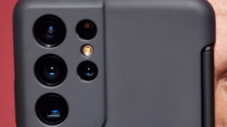 samsung galaxy s21 आणि वृद्ध माणसाचा डोळा