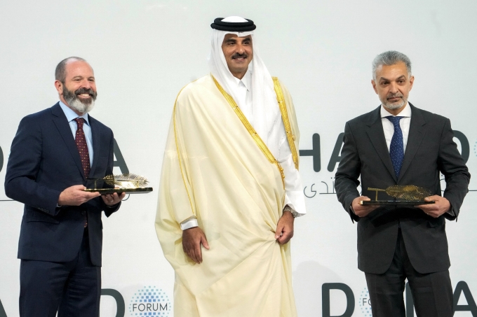 कतारचे अमीर शेख तमीम बिन हमाद अल-थानी (सी) 6 डिसेंबर, 2025 रोजी दोहा येथे दोहा फोरम पुरस्काराच्या उद्घाटनाच्या दिवशी. फोटो एएफपी