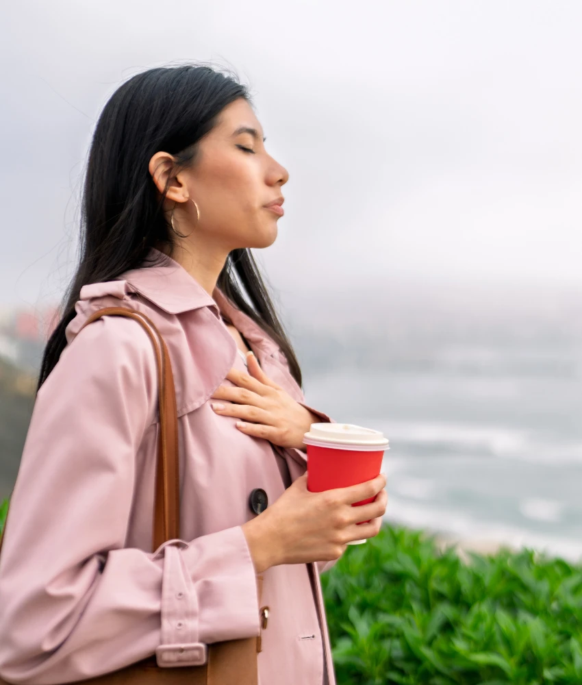 माइंडफुलनेसच्या मायक्रोडोजचा सराव करणारी स्त्री