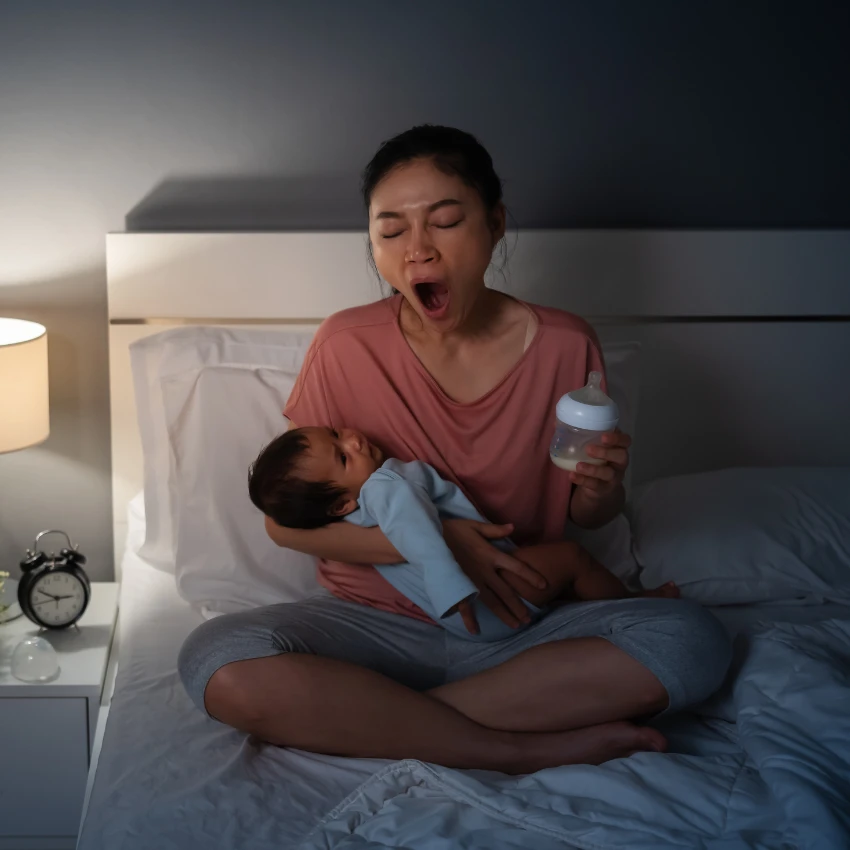 झोपेपासून वंचित असलेली आई आवाजाबद्दल घरमालकाकडे तक्रार करणाऱ्या महिलेवर चिडली