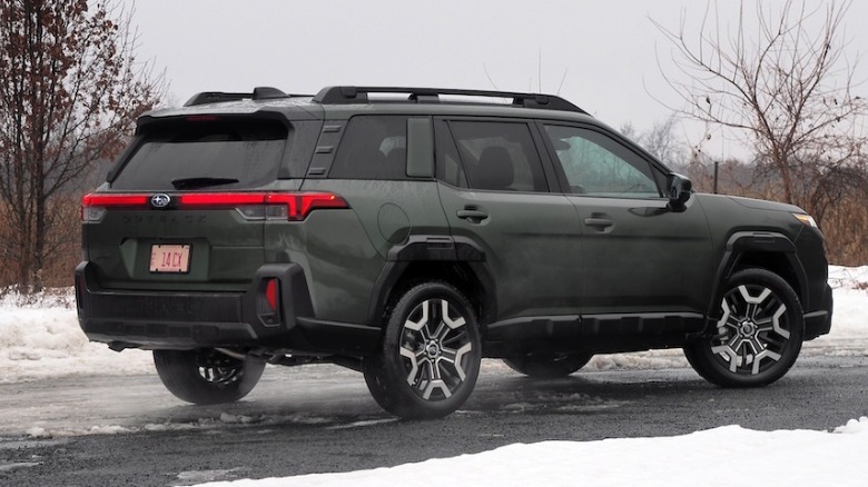 2026 आउटबॅक मागील 3/4 बर्फाळ लँडस्केप मध्ये दृश्य